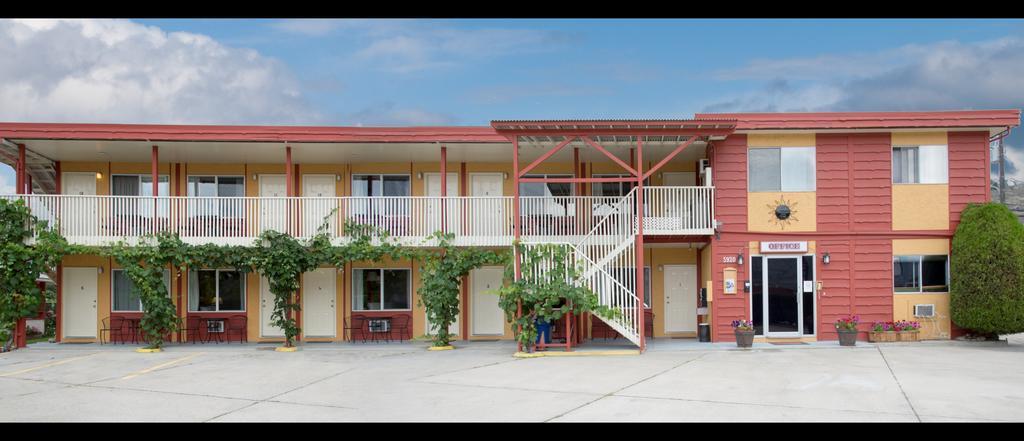 Maple Leaf Motel Inn Towne Osoyoos Eksteriør billede